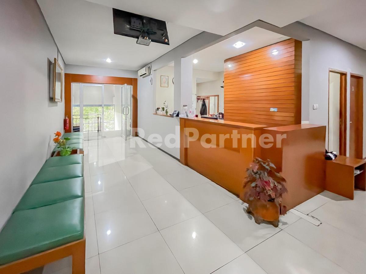 Hotel Sang Surya Syariah Near Rs Hasan Sadikin Mitra Reddoorz